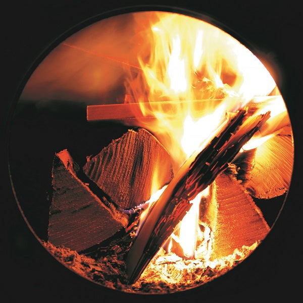 Holzofen mit Holzscheiten beheizt Foto: Dubassy